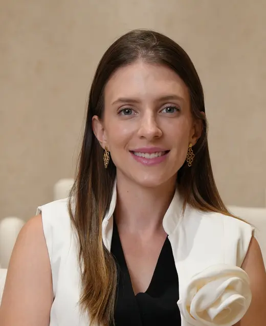 Dra. Thaís Lancaster, cirurgiã-dentista, sentada no Instituto Evollution